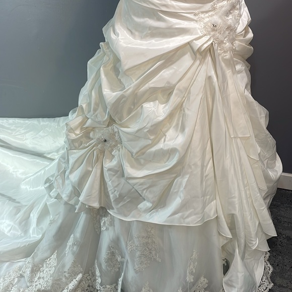 Allure Bridals size 10 ivory wedding lace taffeta gown - Picture 4 of 17